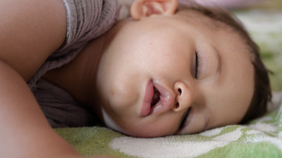 Apneea în somn la copii: cum recunoști semnele și ce înseamnă masca pediatrică
