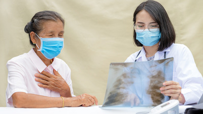 Cum îți dai seama că ai o infecție la plămâni: semnele de agravare și când mergi la medic