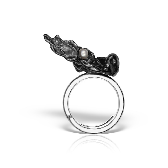 SILENT DAWN Ring in 925 oxidized silver with cultured pearls