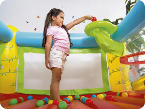 Trambulina gonflabila pentru copii, Bestway, Fisher-Price 175x173x114 cm, cu 25 de bile colorate - Img 3