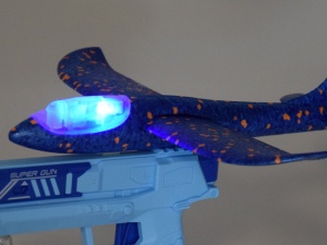 Set 2 in 1 Avion din spuma, Styrofoam Glider Plane, cu lumini LED si Pistol pentru propulsare, ShootPlay Set, Albastru, ZA5000 - Img 6