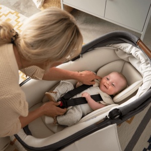 Set Landou Nuna CARI next Caviar, 40-70 cm + Baza isofix BASE next i-Size pentru CARI next - Img 3