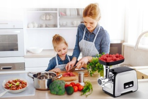 Masina electrica profesionala de tocat carne, Berdsen, 1200W, 1.2 kg/min, accesorii pentru tocat si feliat, Neagra - Img 4
