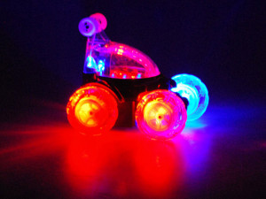 Masinuta cu telecomanda pentru cascadorii, Stunt Twister Mini Racer, cu lumini si muzica, Rosie - Img 4