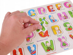 Tablita educativa din lemn, cu 26 litere colorate, Jokomisiada, ZA4751 - Img 2