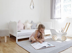 Set Patut Transformabil 2in1, pentru copii, din lemn masiv de Pin, 140 x 70 cm, protectii laterale incluse, Woodies Safe Dreams, Classic, Alb cu Saltea pentru patut copii, Mykids, Cocos, Confort II, 140 x 70 x 10 cm - Img 2
