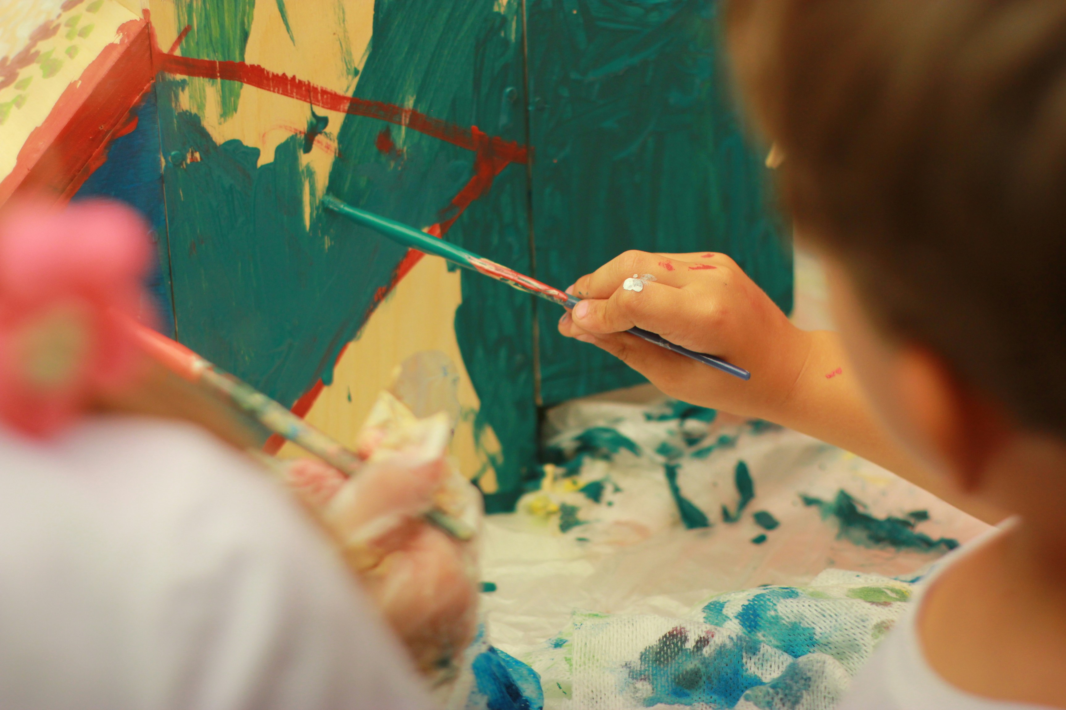 5 activități creative pe care le poți face acasă cu copilul tău