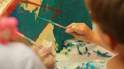 5 activități creative pe care le poți face acasă cu copilul tău