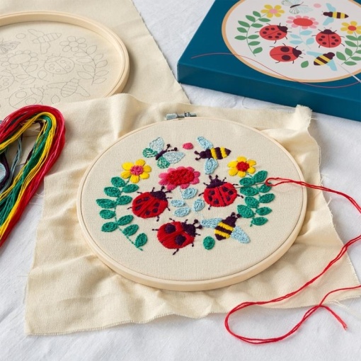 Joc creativ Kit de brodat cu flori si buburuze, Rex London