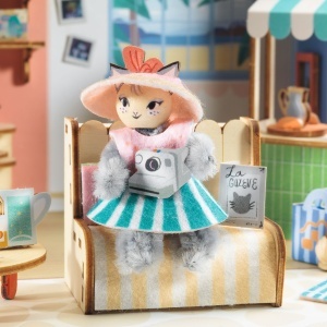 Kit modelism pentru realizarea unei mini căsuțe cu mobilier și personaj.