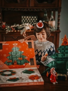 Copil construind cu plăci magnetice Cleverclixx Advent Calendar