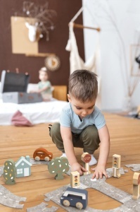 Puzzle pista auto – 24 segmente de fetru pentru configurări multiple