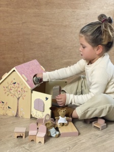 Doll House with Bears - căsuță din lemn cu mobilier și doi ursuleți pentru copii