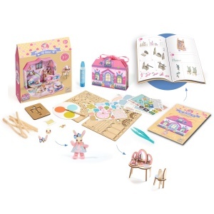Kit pentru realizarea unei mini căsuțe cu mobilier și personaj.
