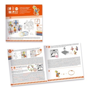 Kit creativ brelocuri cu eroi din plastic magic .