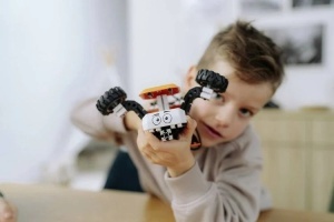 Model de dronă fischertechnik Junior Pro cu piese colorate