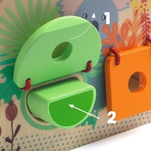 8 forme geometrice din lemn, în culori distincte.