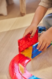 Joc magnetic Traseu de curse 65 piese Cleverclixx – jucărie educativă pentru copii