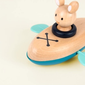 Jucărie acvatică din lemn – Clockwater Boat Rabbit pe apă