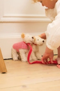 Mini Eliot în haină gingham, companion pentru povești