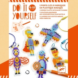 Kit creativ brelocuri cu eroi din plastic magic .