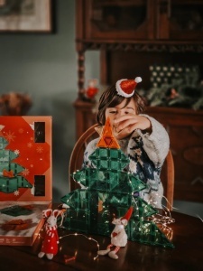 Copil construind cu plăci magnetice Cleverclixx Advent Calendar