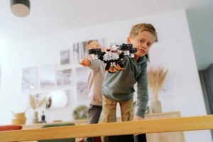 Model de dronă fischertechnik Junior Pro cu piese colorate.