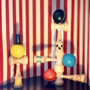 Sv_23162 - Kendama traditionala pentru antrenarea coordonarii  cu design modern, perfect pentru cadou, Svooraa