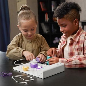 Kit educațional Smart Circuit pentru copii 8+, cu peste 120 experimente electrice.