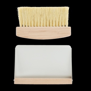Set curățenie masă Rex London – perie din lemn și tavă gri pastel