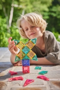 Copil jucându-se cu plăci magnetice Cleverclixx Mini Pastel