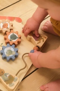 Placă de activități din lemn cu elemente interactive pentru motricitate fină