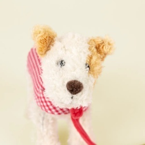 Mini Eliot – cățel de pluș cu lesă și haină gingham