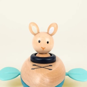 Clockwater Boat Rabbit – bărcuță-iepuraș din lemn cu manivelă, perfectă pentru joacă în apă și baie distractivă.