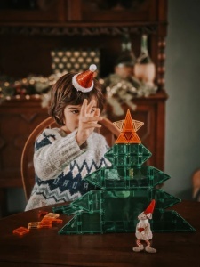 Copil construind cu plăci magnetice Cleverclixx Advent Calendar