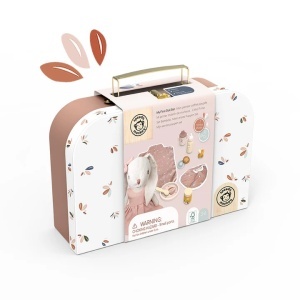 Un set adorabil care include o păpușă în formă de iepuraș și accesorii pentru îngrijire.