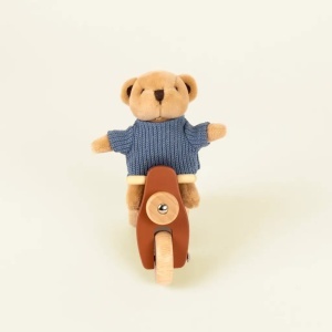 Alexis the Bear on a Vespa – ursuleț cu pulover tricotat și scuter din lemn