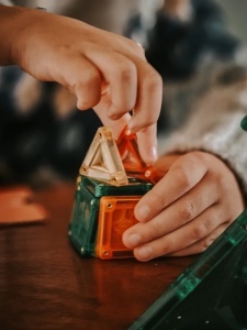 Copil construind cu plăci magnetice Cleverclixx Advent Calendar