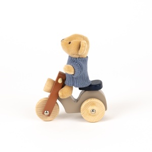 Detaliu ursuleț de pluș cu pulover pe Vespa – Egmont Toys