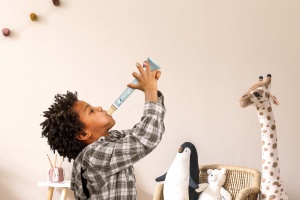 Trompetă colorată din lemn natural – sunet autentic pentru micii muzicieni