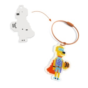 Kit creativ brelocuri cu eroi din plastic magic .