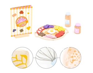 Platou cu clătite și ingrediente colorate, sticlă de lapte și meniu de crêperie pentru joc de rol