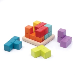 Puzzle 3D din lemn cu 7 piese colorate.