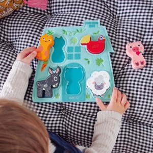 Puzzle tematic Mouki - fermă cu animale din lemn și bază din fetru brodat