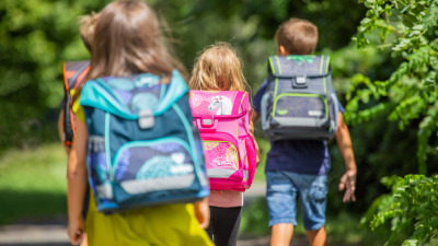 Greutatea maximă a ghiozdanelor: care este și ce efect are asupra copiilor