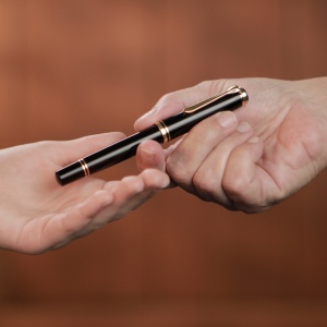 Stilou Souverän® Black M800, penita B aur 18k, accesorii placate aur 24k - Img 7