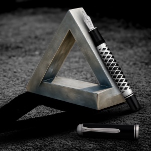 Stilou Editie Speciala Metal Sleeve Souverän® M805, penita M aur 18k, manson argint prelucrat cu laser - Img 3