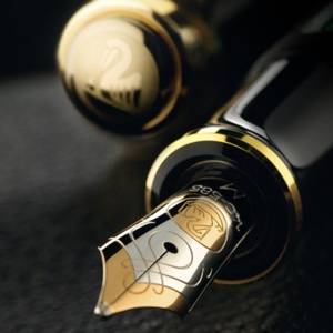 Stilou Souverän® Black M800, penita B aur 18k, accesorii placate aur 24k - Img 2