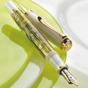 Stilou Souverän® Tortoiseshell White M400, penita EF aur 14k, accesorii placate aur 24k - Img 2