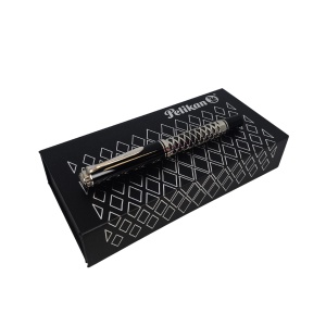 Stilou Editie Speciala Metal Sleeve Souverän® M805, penita F aur 18k, manson argint prelucrat cu laser - Img 11